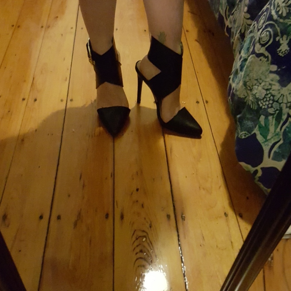 Black heels - Picture 2 of 4